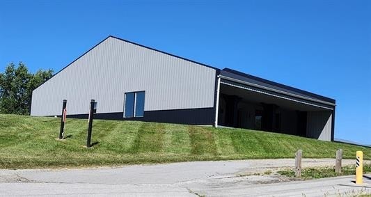 Angola commercial building — $367,500