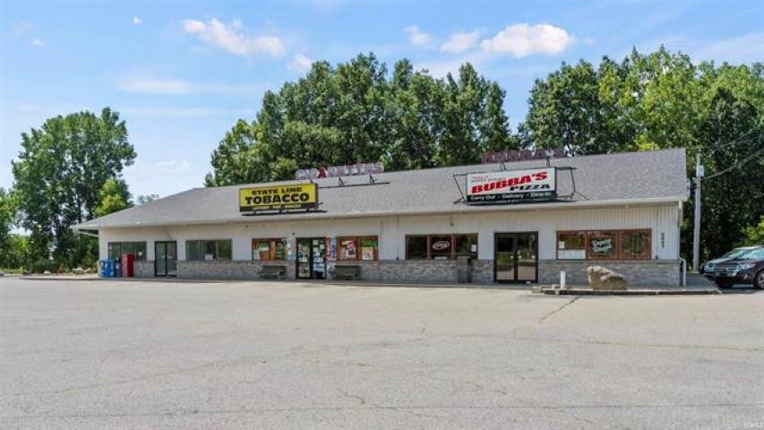 Commercial strip mall space for lease in Fremont Indiana — $1,600/mo